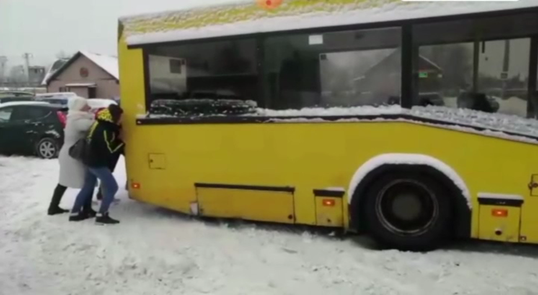 Автобусы оленегорск высокий. Автовокзал Кандалакша. Автобус Кандалакша. Автобус Оленегорск Кандалакша. Мончегорск Кандалакша автобус.