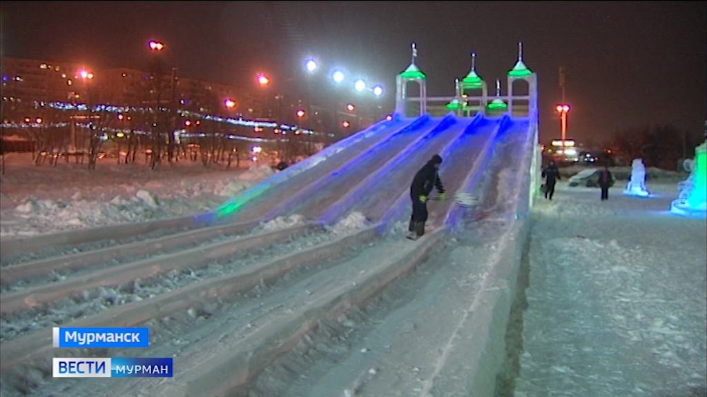 В москве открылась самая большая горка ледяная. Горки в Мурманске. Ледяная горка около школы номер 5 в Мурманске. Горки в Мурманске 2021. Ледяные горки в Мурманске.