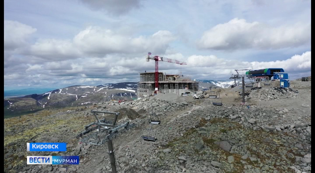 Кировск кафе. Ресторан на горе Айкуайвенчорр Кировск. Гора Айкуайвенчорр Мурманская область ресторан. Кировск гора Айкуайвенчорр вершина. Ресторан на горе в Кировске Мурманской области.