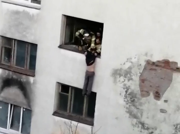 Окно в общежитии. Мурманск выпрыгнул из окна. Мурманск мужчина выпал из окна. Девчонки из окон общаги. Студент выпал из окна общежития