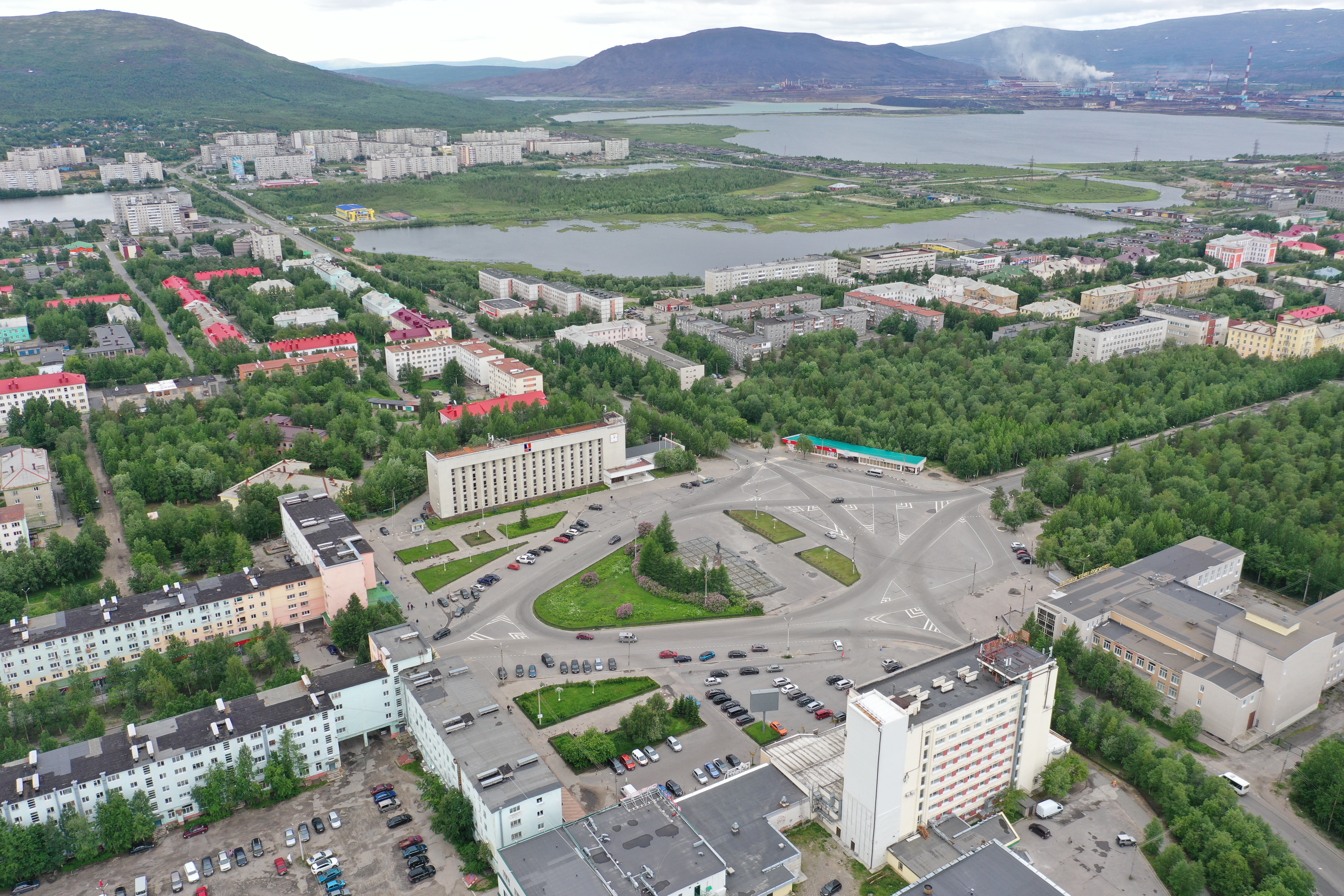 Сайт мурманской. Город Мончегорск Мурманской области. Мончегорск центр города. Мончегорск Гаджиево. Мончегорск город трудовой доблести.