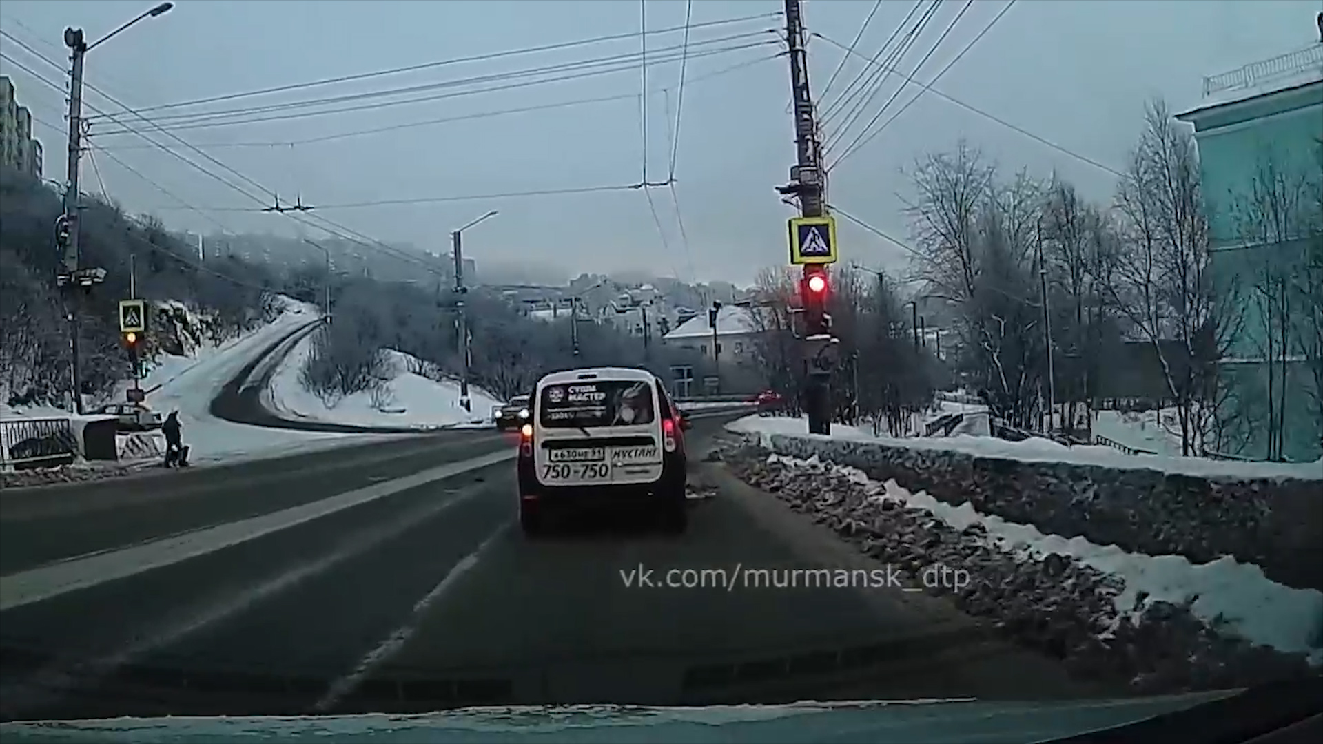 Автомобыль снёс столб мурманска. Мурманск кольский проспект. Дети на пешеходном переходе дтп. Тв21 новости мурманск. Новости 21 мурманск сегодня.